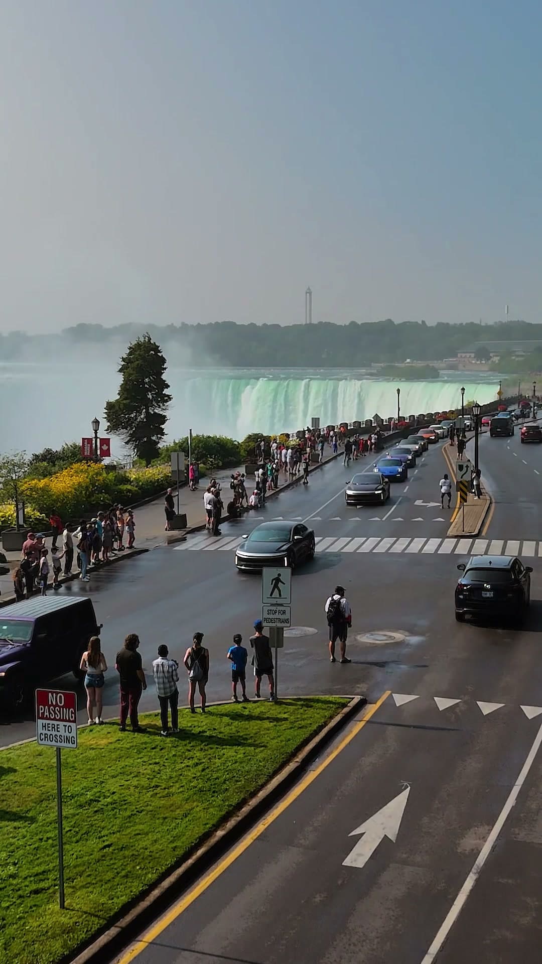 The parade on the parkway, Horseshoe Falls in view